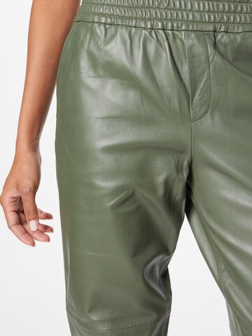 RAIINE Zúžený Kalhoty 'WHYTE PANTS' – zelená