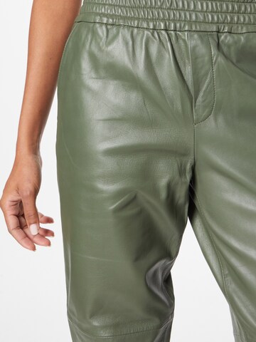 Effilé Pantalon 'WHYTE PANTS' RAIINE en vert