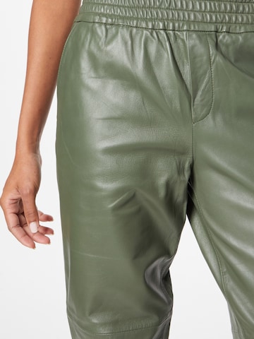 RAIINE Tapered Byxa 'WHYTE PANTS' i grön