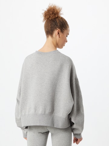 Sweat-shirt 'Essentials' Nike Sportswear en gris