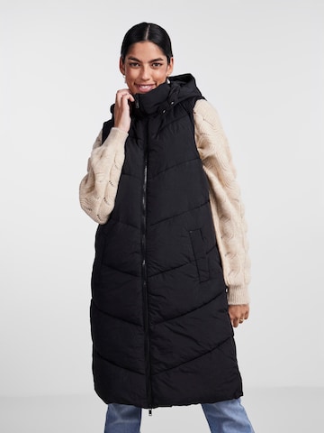 Gilet 'Jamilla' PIECES en noir : devant