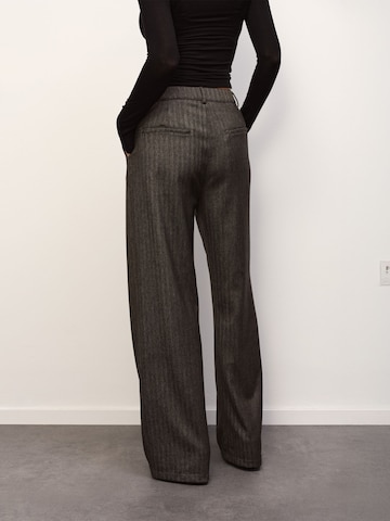 RÆRE by Lorena Rae Loosefit Παντελόνι πλισέ σε καφέ