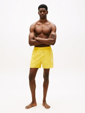 TOMMY HILFIGER Badeshorts in Gelb