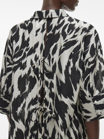 ROUGE EDIT Bluse i grå