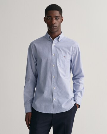 Coupe regular Chemise GANT en bleu : devant