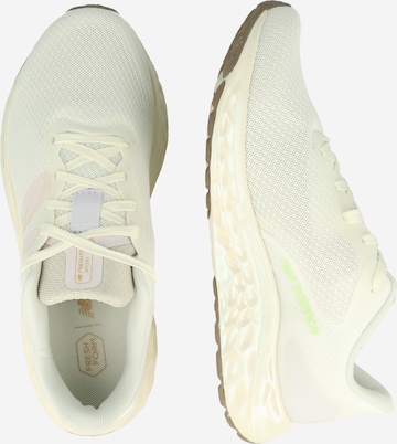 Chaussure de course 'Arishi V4' new balance en blanc