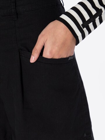 QS Loose fit Pleat-Front Pants in Black