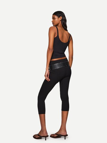 Top de la Bershka pe negru