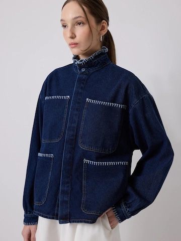 Veste mi-saison 'Embroidered Collar Denim Jacket' Touché Privé en noir