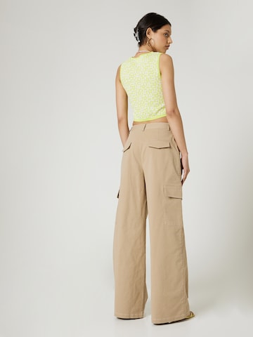 florence by mills exclusive for ABOUT YOU - Pierna ancha Pantalón cargo 'Storm Watch' en beige