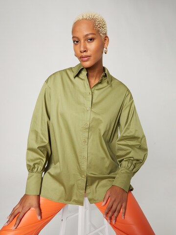 Katy Perry exclusive for ABOUT YOU Blouse 'Ria' in Groen: voorkant