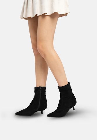 Salinyang Booties in Black: front