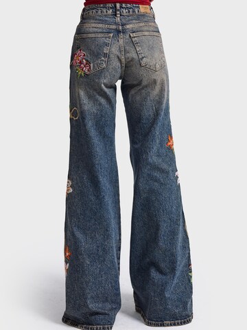 IT'S BASIC - Bootcut Vaquero 'EMBROIDERY FLARE MID RISE JEANS' en azul