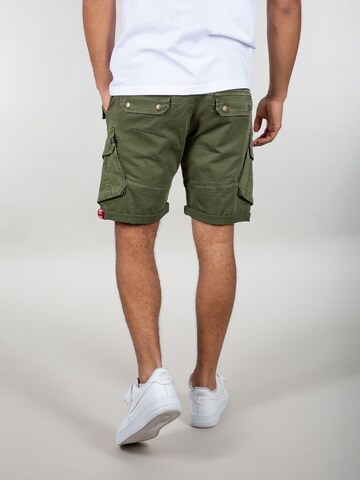 Coupe slim Pantalon cargo ALPHA INDUSTRIES en vert