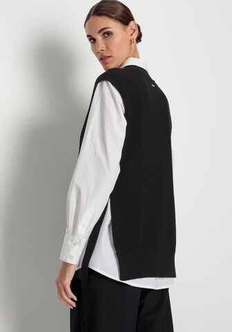 HECHTER PARIS Sweater in Black