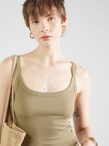 Top 'Nola' de la STUDIO SELECT pe verde