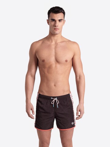 ARENA Badshorts 'TEAM STRIPE' i brun: framsida