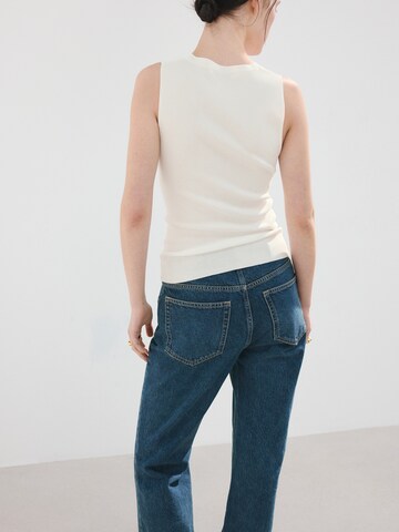 Top brodat 'MARX' de la MANGO pe bej