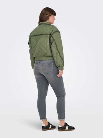 Veste mi-saison 'CARMai' ONLY Carmakoma en vert