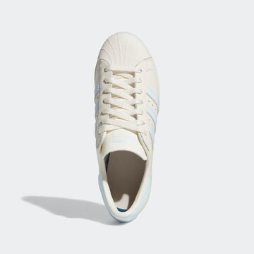 smėlio ADIDAS ORIGINALS Sportbačiai be auliuko 'Superstar 82'