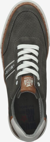 Baskets basses MUSTANG en gris