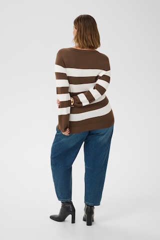 KAFFE CURVE Sweter 'Lizzy ' w kolorze brązowy