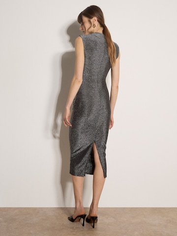 Apricot Glitter Ruched Bodycon Midaxi Dress ' Midaxi-Kleid mit Rüschen ' in Silber