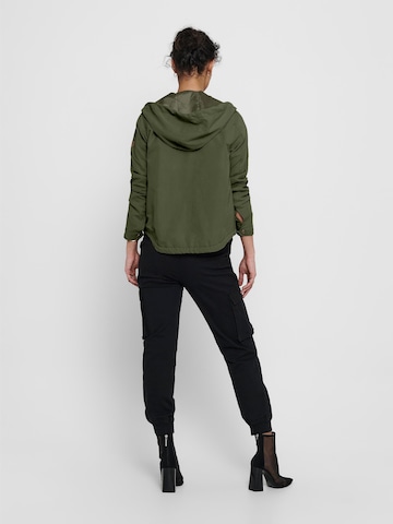 Veste mi-saison 'Skylar' ONLY en vert