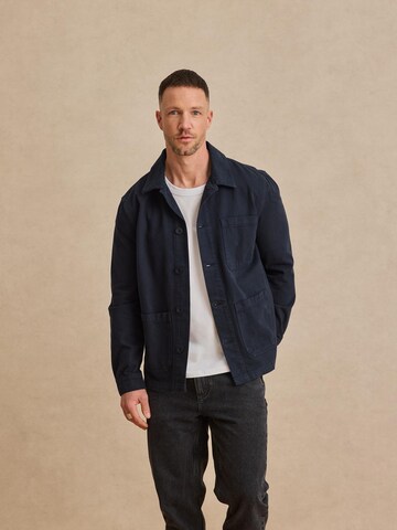 DAN FOX APPAREL Tussenjas 'Jamie' in Blauw: voorkant