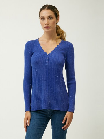 Pullover di Influencer in blu: frontale