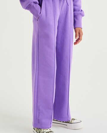 WE Fashion Regular Pants in Purple: front