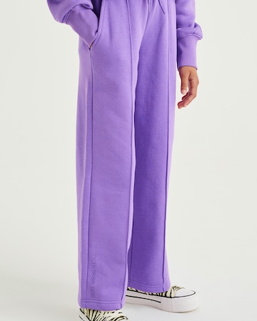 WE Fashion Regular Trousers in Purple: front