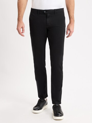 Coupe slim Pantalon chino 'Dylan' Finshley & Harding en noir : devant