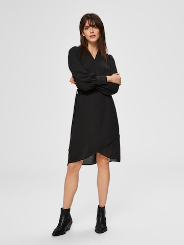 Rochie 'Alva' de la SELECTED FEMME pe negru