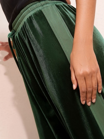 Friends Like These - Pierna ancha Pantalón 'Velvet' en verde