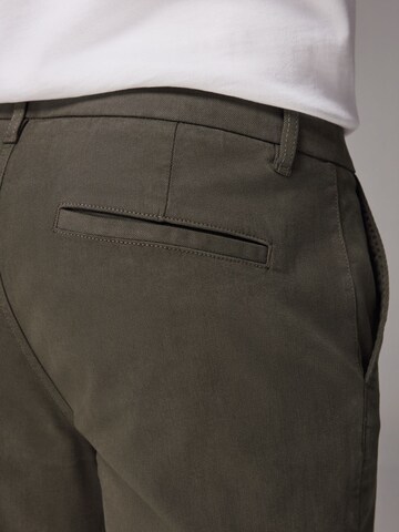 Slimfit Pantaloni chino di Next in verde