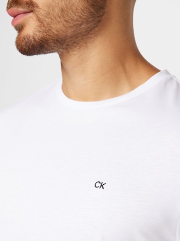 T-Shirt Calvin Klein en blanc