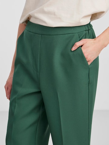 Loosefit Pantaloni cu dungă 'NEVA' de la PIECES pe verde