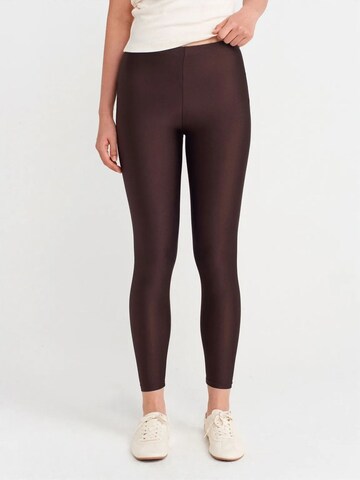 Skinny Leggings Dilvin en marron : devant