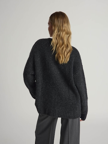 Pullover extra large di VERSTIQUE in grigio