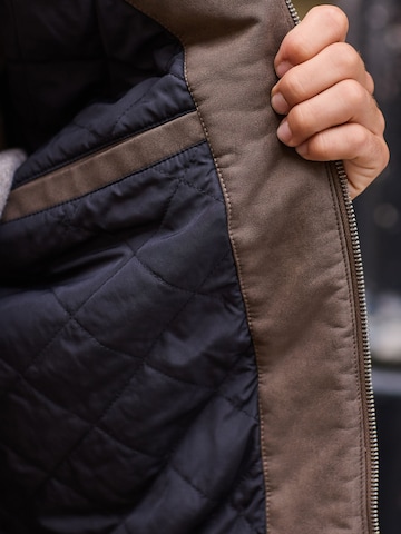 Next Преходно яке в кафяво