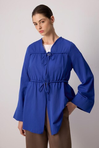 Kimono Touche Prive en bleu : devant