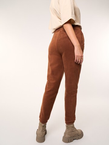 ABOUT YOU x Laura Giurcanu Tapered Broek 'Holly' in Bruin