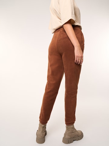 Tapered Pantaloni 'Holly' di ABOUT YOU x Laura Giurcanu in marrone