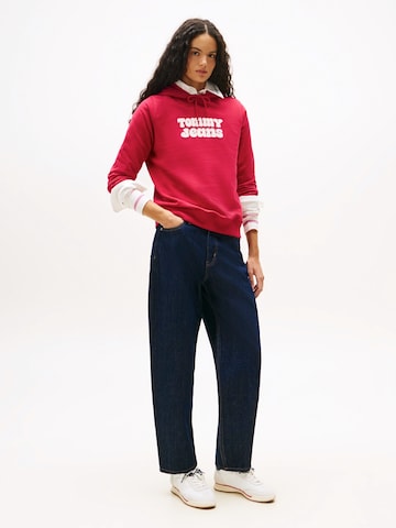 Tommy JeansSweater majica 'ESS' - crvena boja
