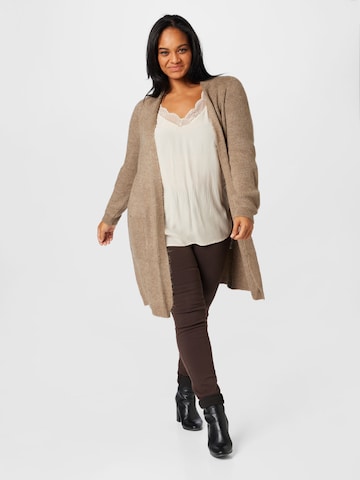 Cardigan 'Jade' ONLY Carmakoma en marron : devant