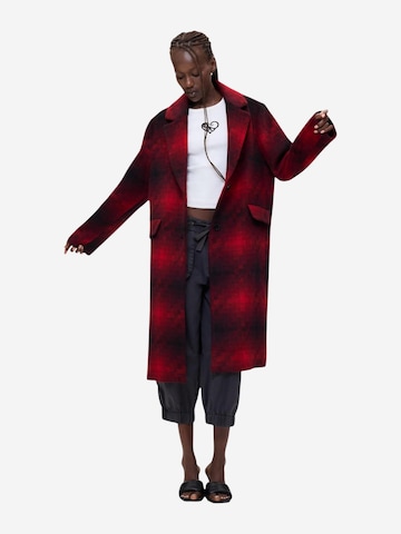 Manteau d’hiver 'COAT_MUMBAI 26WWEW53' Desigual en rouge