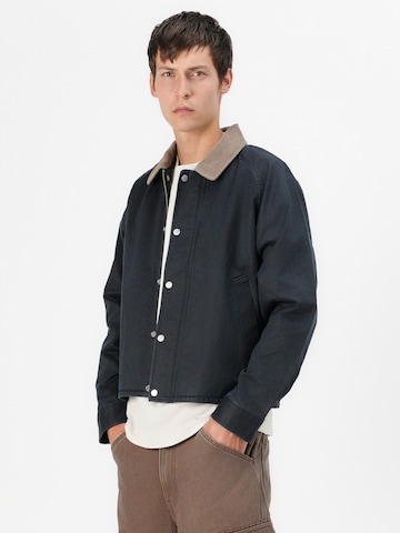 Abercrombie & Fitch Välikausitakki värissä sininen