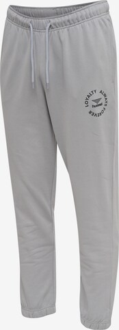 Hummel Tapered Sporthose in Grau