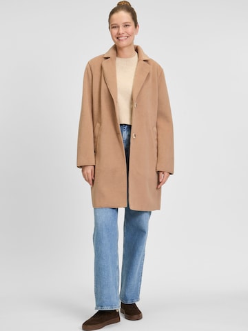 Covered Between-seasons coat in Beige